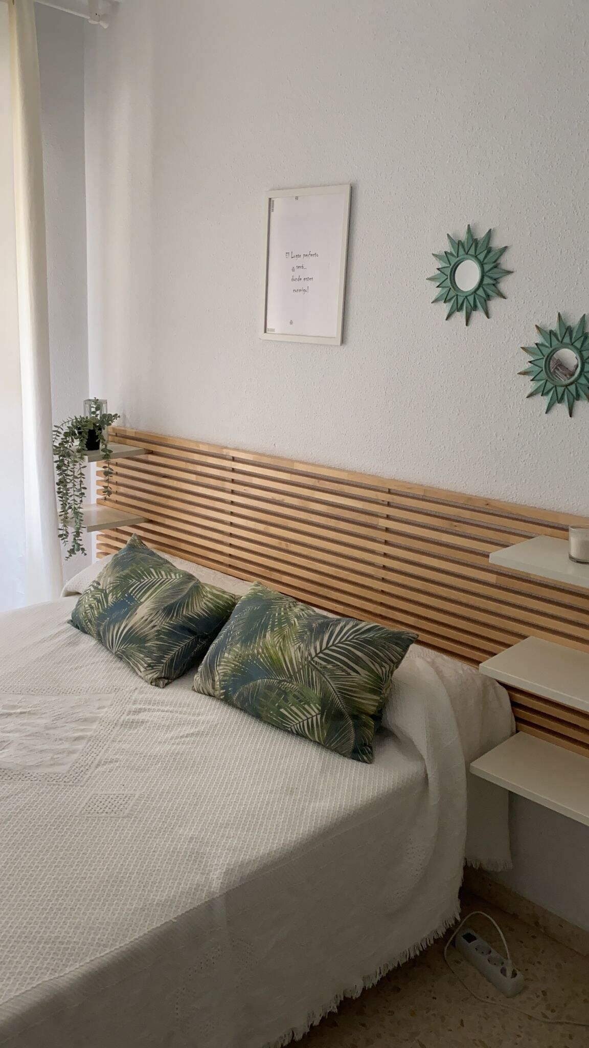 חדר שינה, מיטה 1.30, הרבה אור ואוורור טבעי... מאוורר תקרה.
ארון.