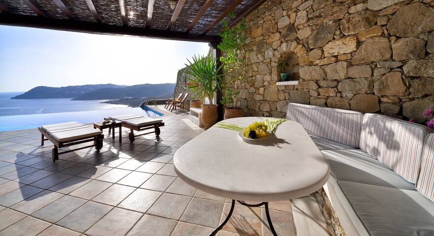 Mykonian Dianthus Four-Bedroom Villa gallery image 5