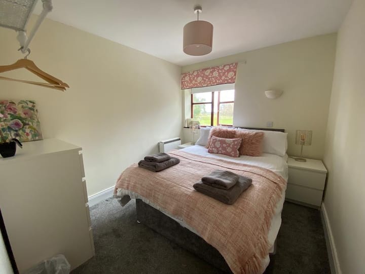 Კიდევ ერთი კომფორტული ორადგილიანი საძინებელი ხედებით 