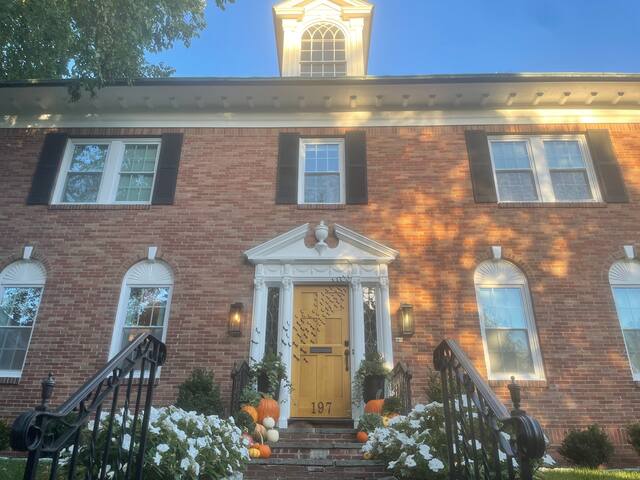 Completely Renovated Brick Colonial off Blackstone gallery image 2