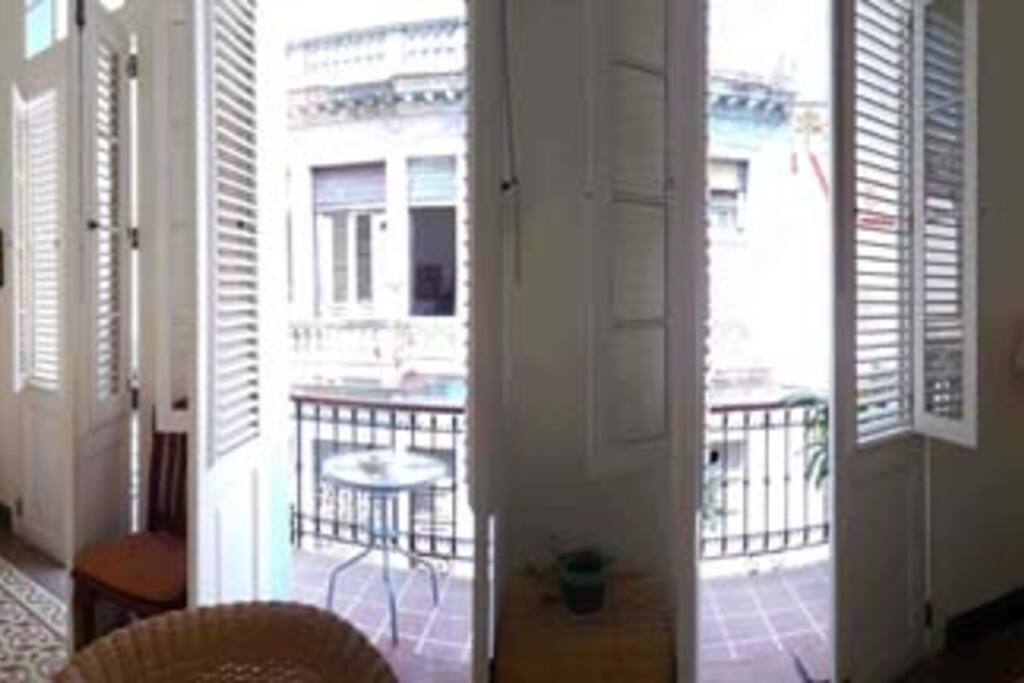 sala con salida al balcon
