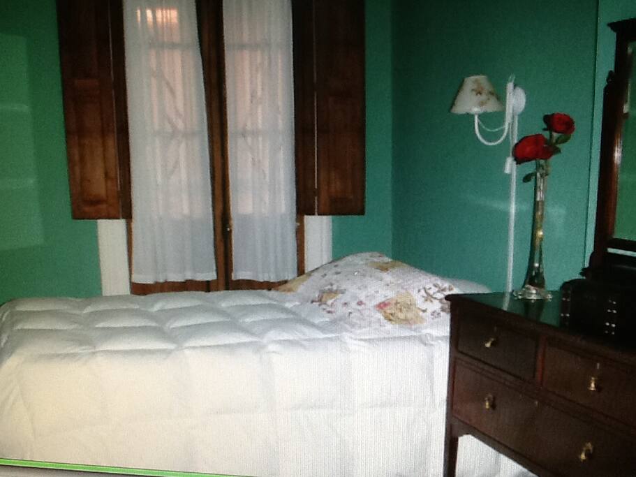 Los cuartos son funcionales, luminosos y coloridos, dobles, matrimoniales o triples
