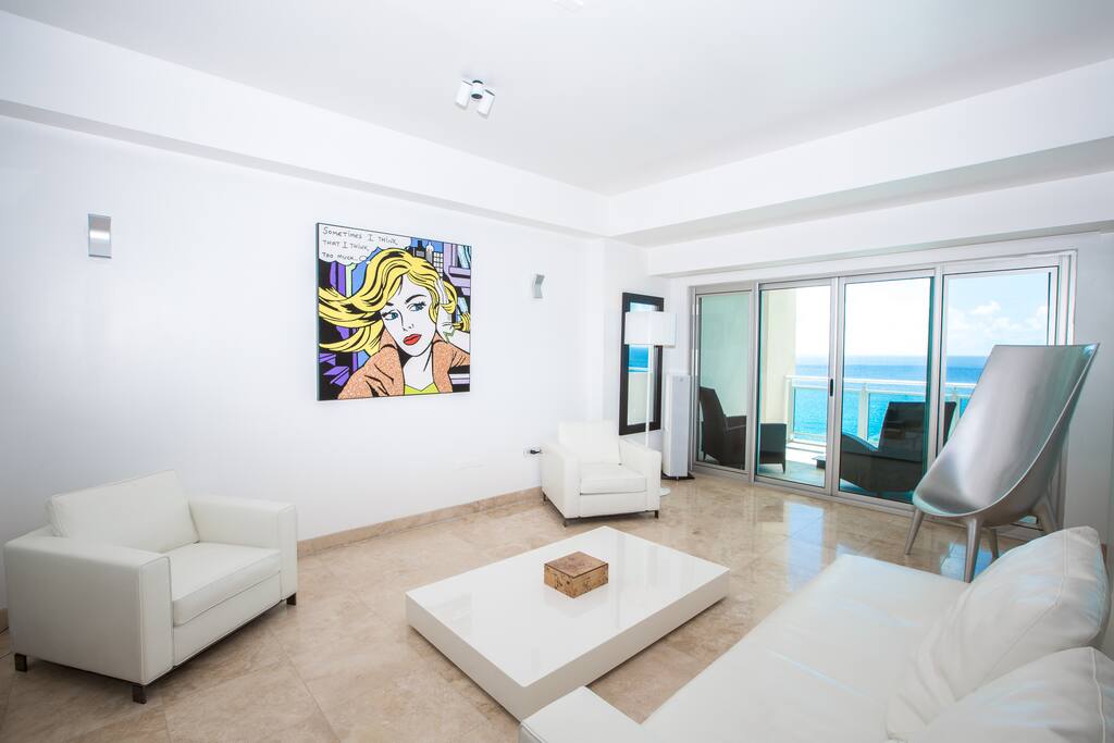 Spacious confortable living room