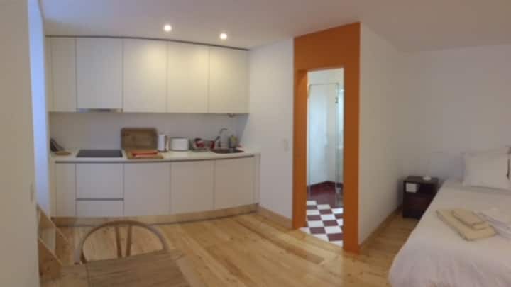 Suite Apartment With Patio In Old Town - Areeiro