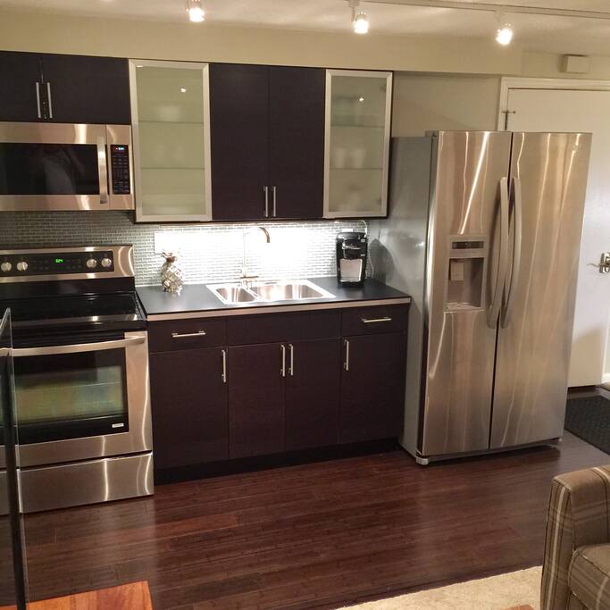 Kitchen (all dishes incl, coffee, & tea).