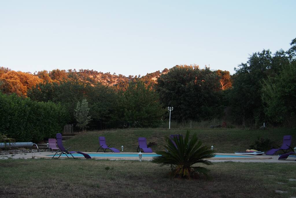 Vue de la terrasse coucher de soleil sur la montagne