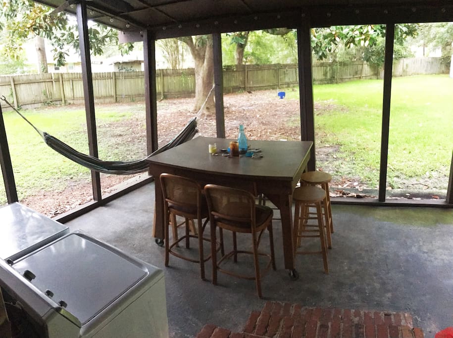 Screened porch outdoor dining & hammock