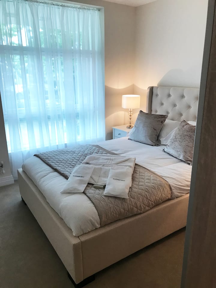 ห้องนอนดีลักซ์พร้อมผ้าปูที่นอนคุณภาพแบบโรงแรม