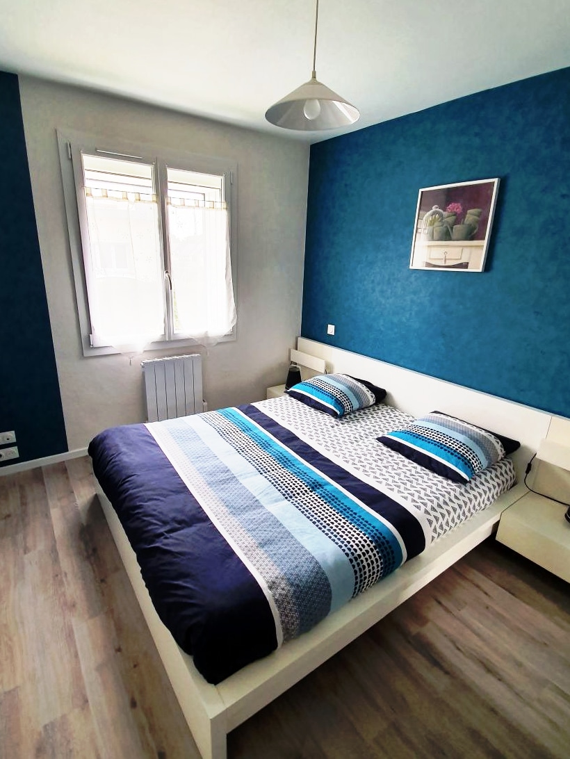 Dormitorio 1 con una cama de 160 x 200,  vestidor y TV