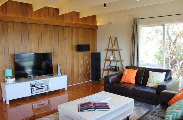 ★Spacious family home, ocean views, great location gallery image 3