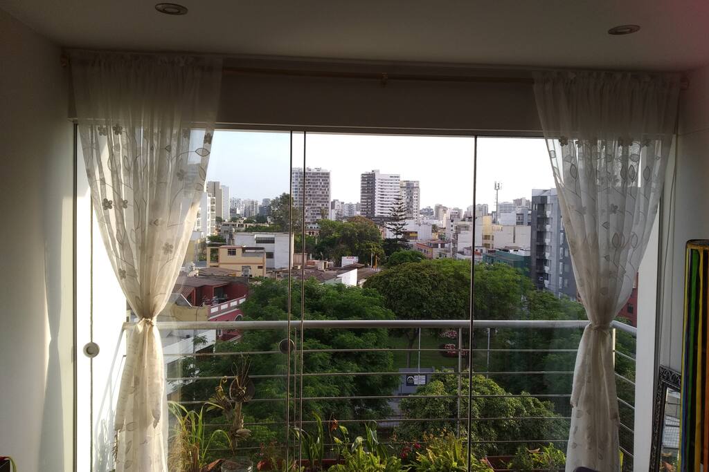 La vista al parque es inmejorable, la puedes disfrutar desde tu habitación y la sala también cuando tomes el desayuno, almuerzo o simplemente un café.