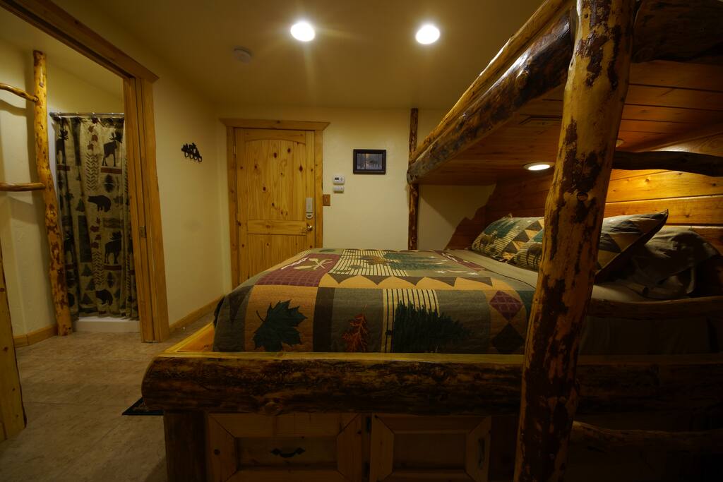 A comfortable mattress is an absolute must. This queen has dimmable reading lights incorporated into the bunk, which doubles as a luggage shelf. Drawers beneath the bed provide storage for personal effects.