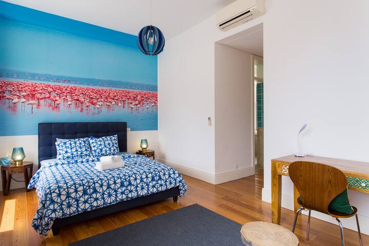 Flores – Triplex in Chiado w/ terrace & parking! gallery image 2