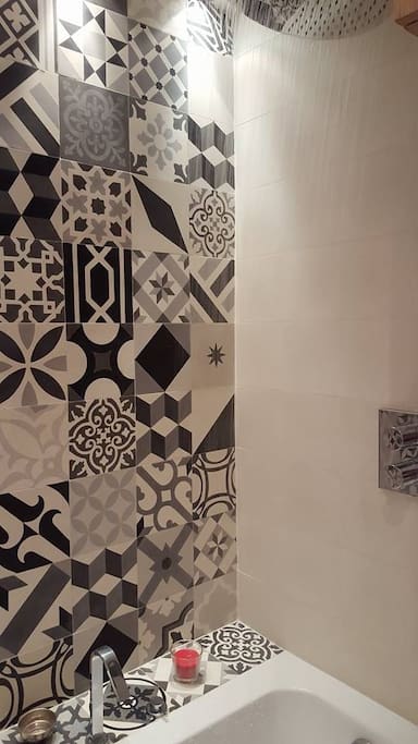 La salle de bain offre un confort exceptionnel, profitez de son raining shower ou détendez-vous dans cette magnifique baignoire