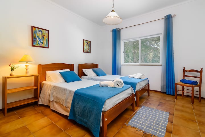 Dormitorio (planta baja) con una ventana luminosa para almendra y jardín.