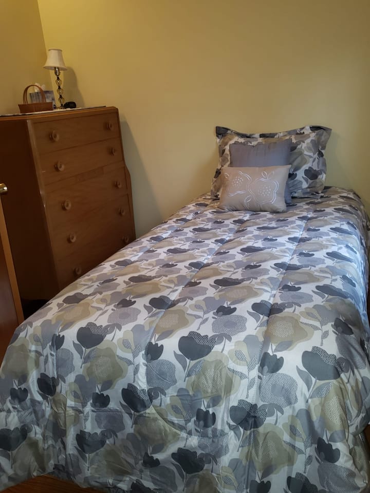 Nuevo colchón individual
ropa de cama, edredón, cómoda de almohadas

+ lámpara + despertador