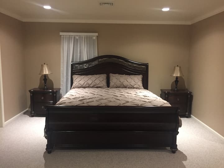 חדר שינה ראשי עם מיטת קינג סייז. קומה שנייה. 