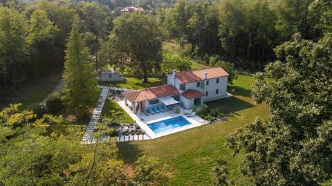 Modern villa│Large garden│Heated pool│No neighbors
