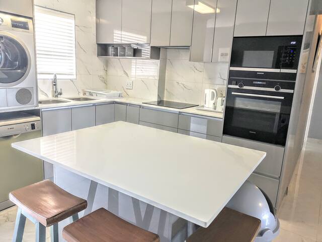 Self Catering 3 Bedroom Beach Front Apartment gallery image 5