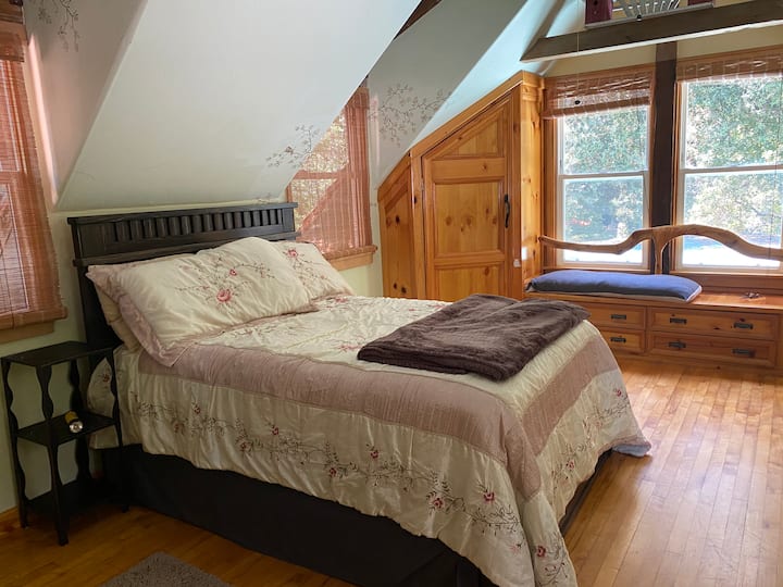 Ზემო საძინებელში არის სრული ზომის ლეიბი.