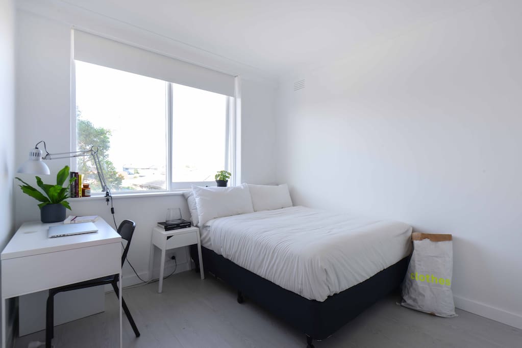 Spacious room with double bed, desk & storage