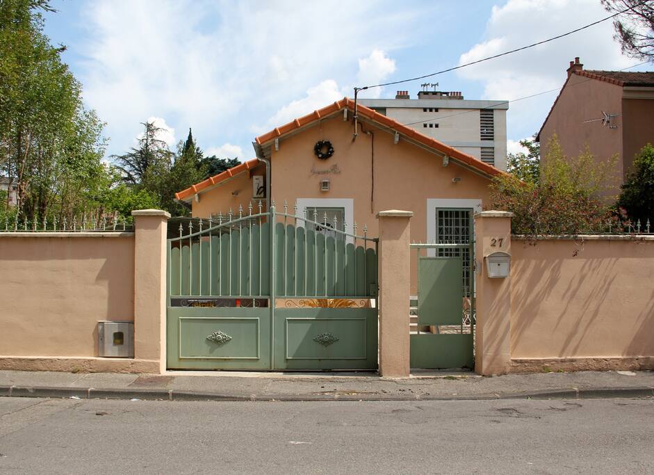TERRAIN : 500 m², dont 120 m² d'intérieur