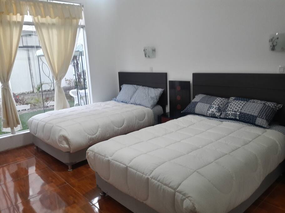 habitación privada con dos camas de dos plazas