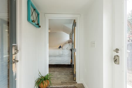 Location! Heated Floors Eco Studio on South Hill