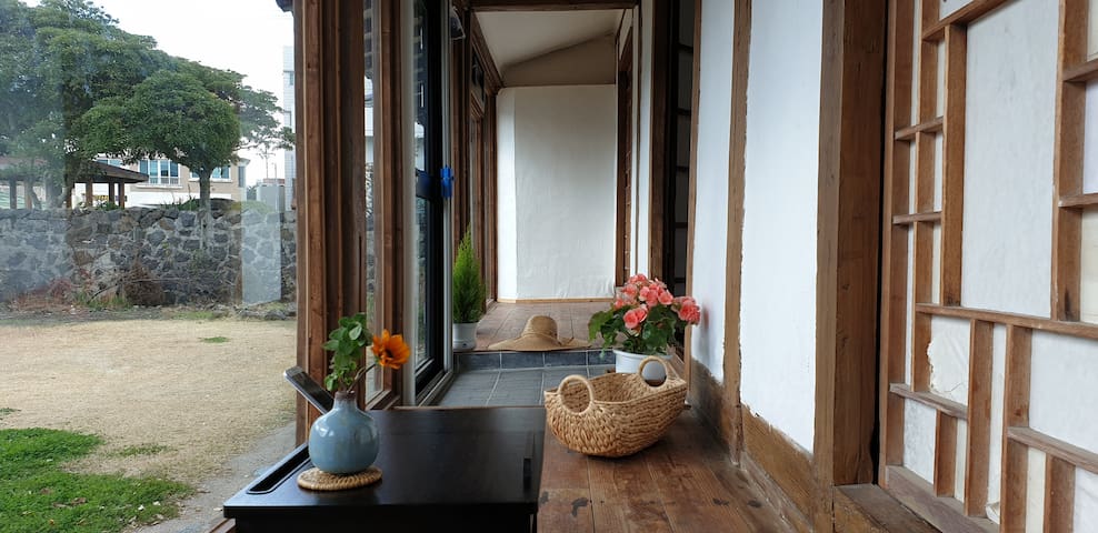 애월100년 감성돌집   아늑하고 제주스러운 독채