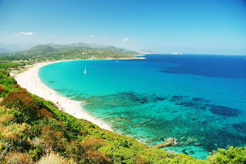 Plage de Lozari, grande plage de sable fin (15min)