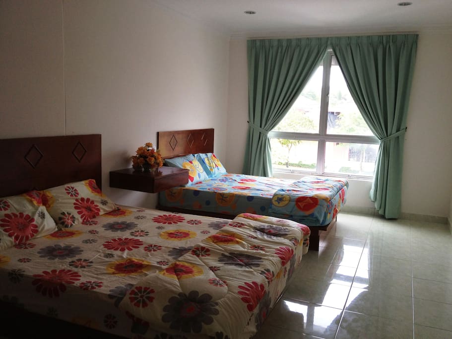 2 Queen Size Bed for 4 pax