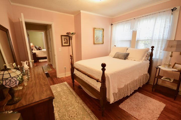 غرفة نوم ذات طابع فيكتوري. سرير كوين مريح جدًا. 