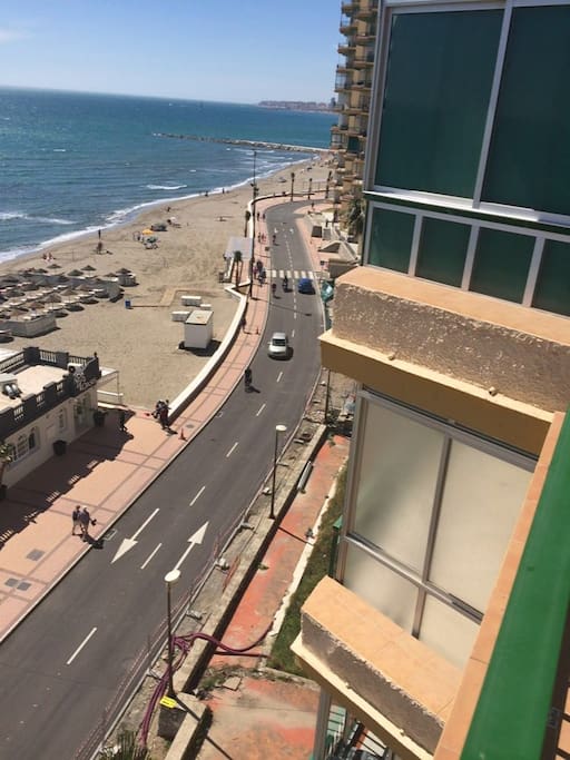 Vistas del paseo marítimo y la playa desde la terraza.