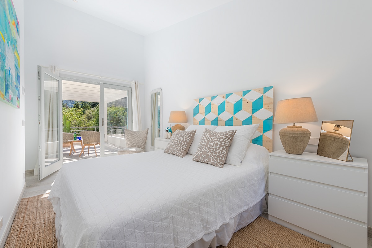 Dormitorio 4 (primer piso/ en la parte trasera de la villa/ con su propia zona de terraza privada con vistas al jardín trasero, con vistas a la montaña)
Cama doble de tamaño amable.