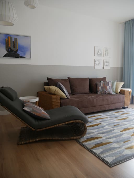Wohnzimmer (Sofa als Schlafcouch ausklappbar)