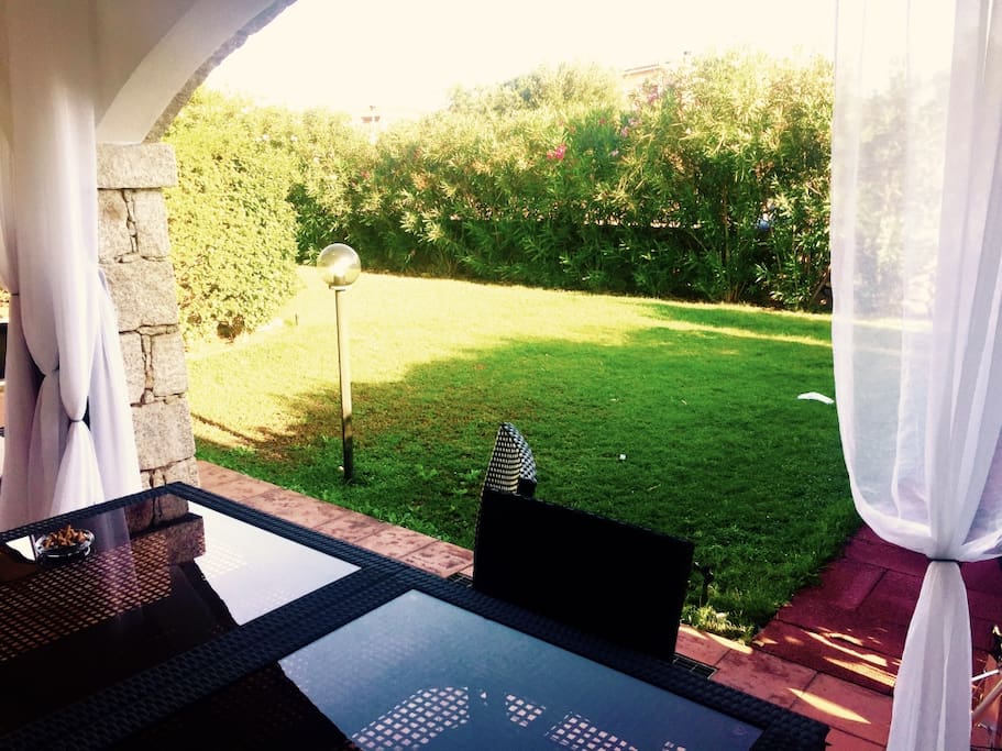 Vista giardino da tavolo esterno
