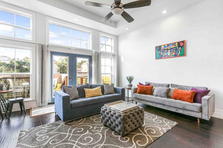 Sunny home walking distance to Quarter and Dome.