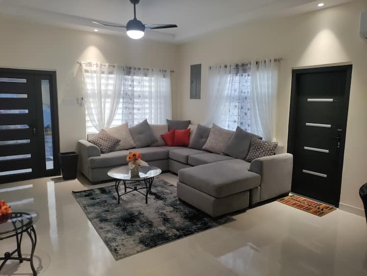 Sala de estar ; sofá seccional con puertas de seguridad especiales 