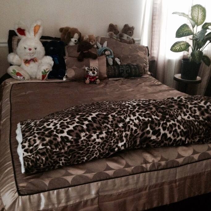 bedroom/queen bed