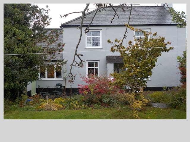 Airy room in 200 yr old cottage