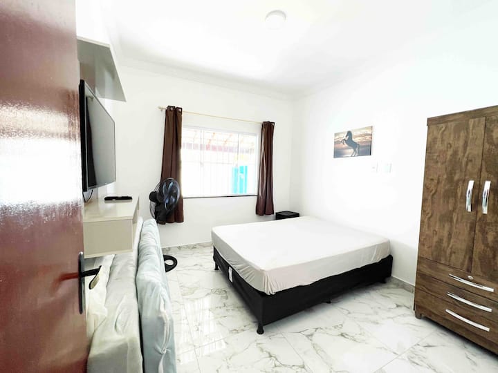 Available ang kuwarto para sa isang kamangha - manghang karanasan na may lahat ng kaginhawaan at kahusayan. May tanawin sa harap ng bahay. Malinaw ito na may mga dagdag na kutson. 