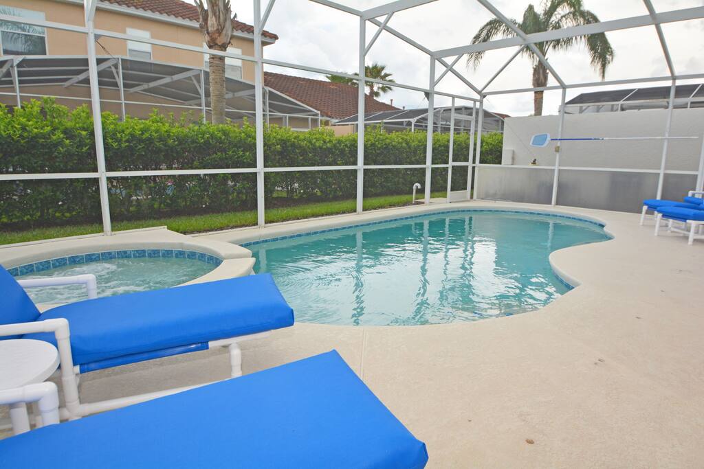 Jacuzzi,Tub,Fence,Hedge,Pool