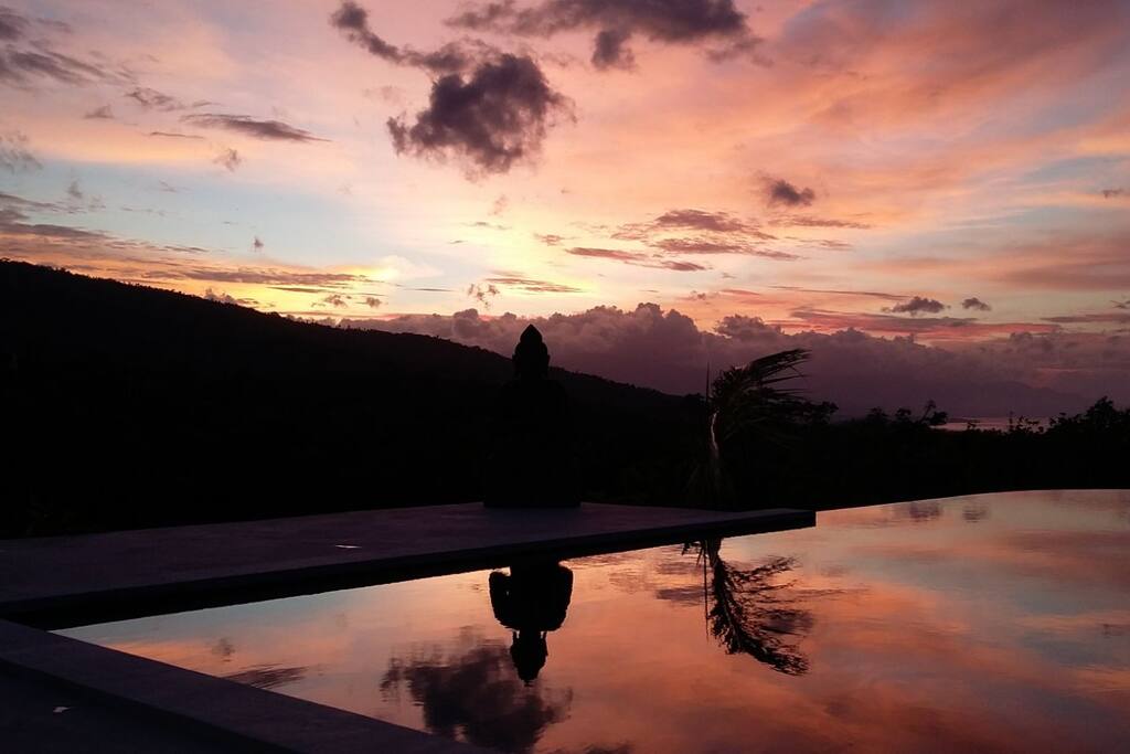 coucher de soleil sur la piscine