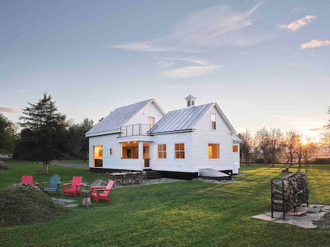 Hudson Ice House, 25 acre retreat w/ pond & views!