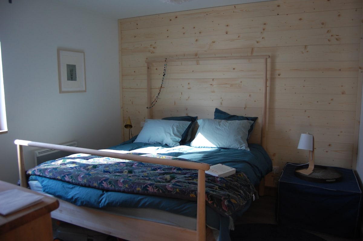 غرفة نوم بسرير كينجس