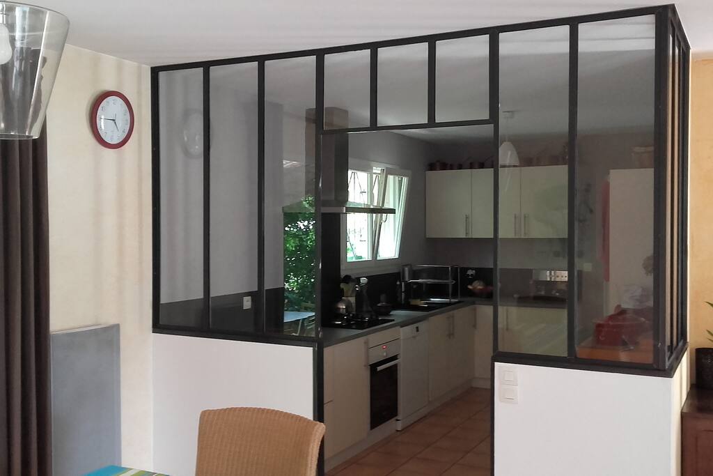 cuisine avec verrière type atelier depuis la salle à manger