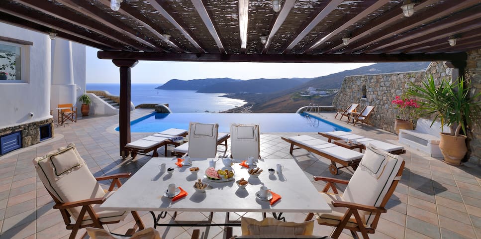 Mykonian Dianthus Four-Bedroom Villa gallery image 4