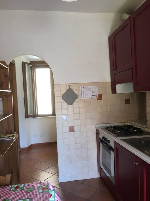 Dalla cucina un piccolo disimpegno porta al bagno e alla camera da letto