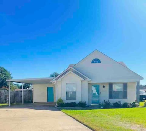 Cozy Stateline Cottage in a cul-de-sac/near I-30