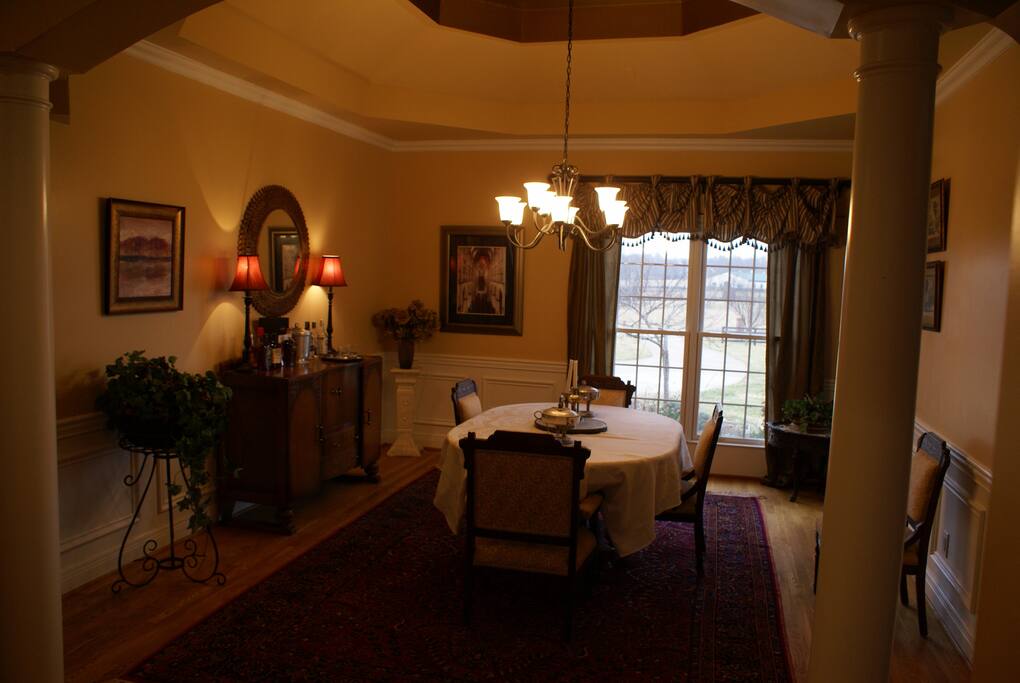 Dinning room with bar.